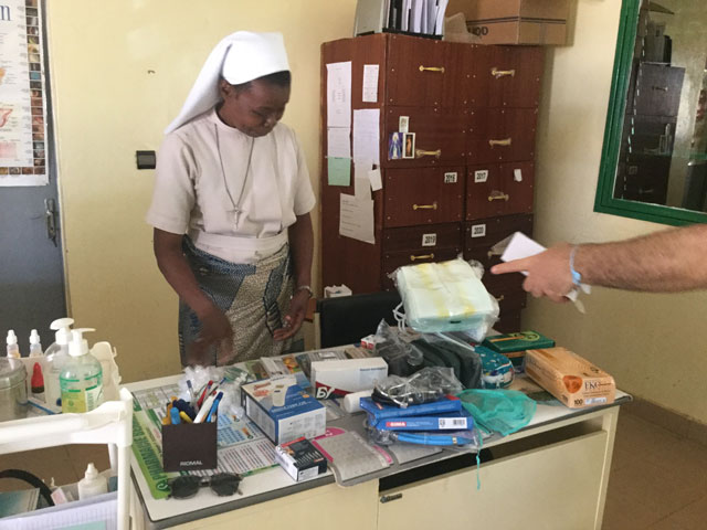 01 20 materiale medico sanitario burkina 01