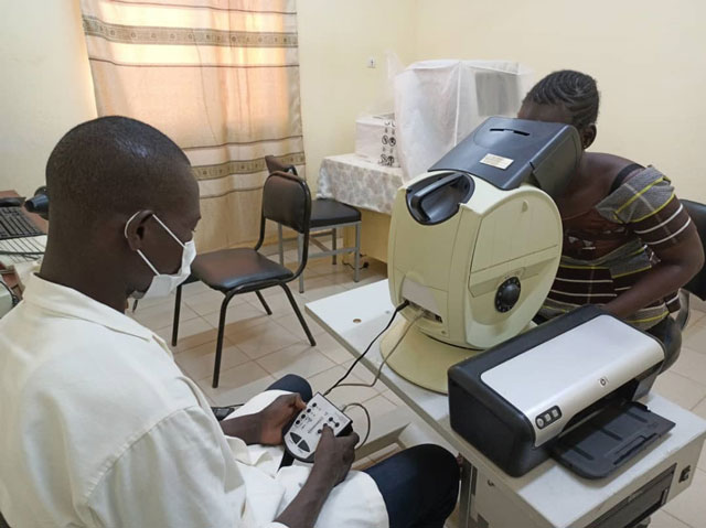 12 23 strumentazione oculistica burkina 15