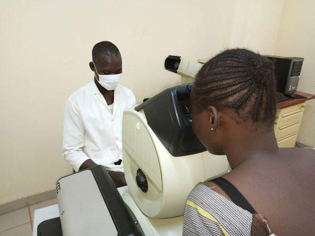 12 23 strumentazione oculistica burkina 16