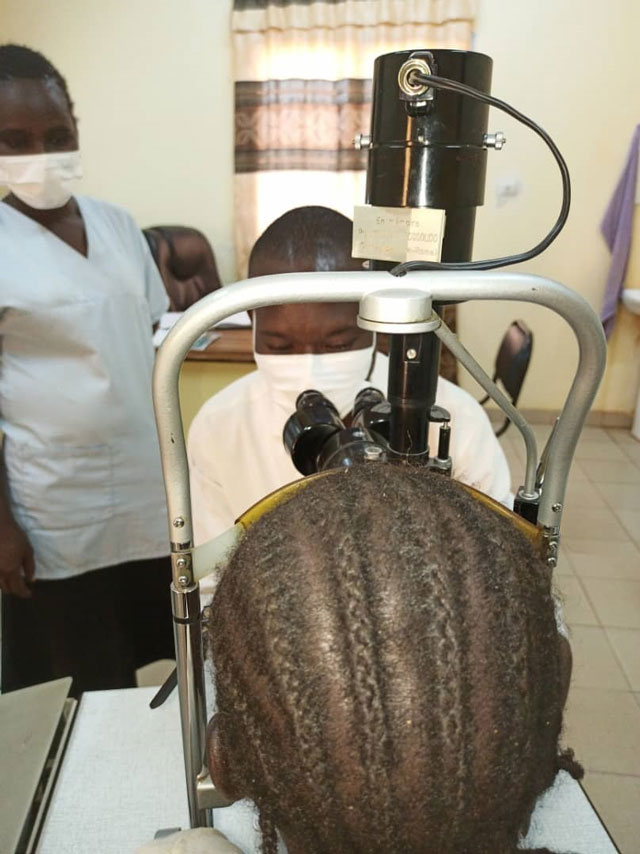 12 23 strumentazione oculistica burkina 19