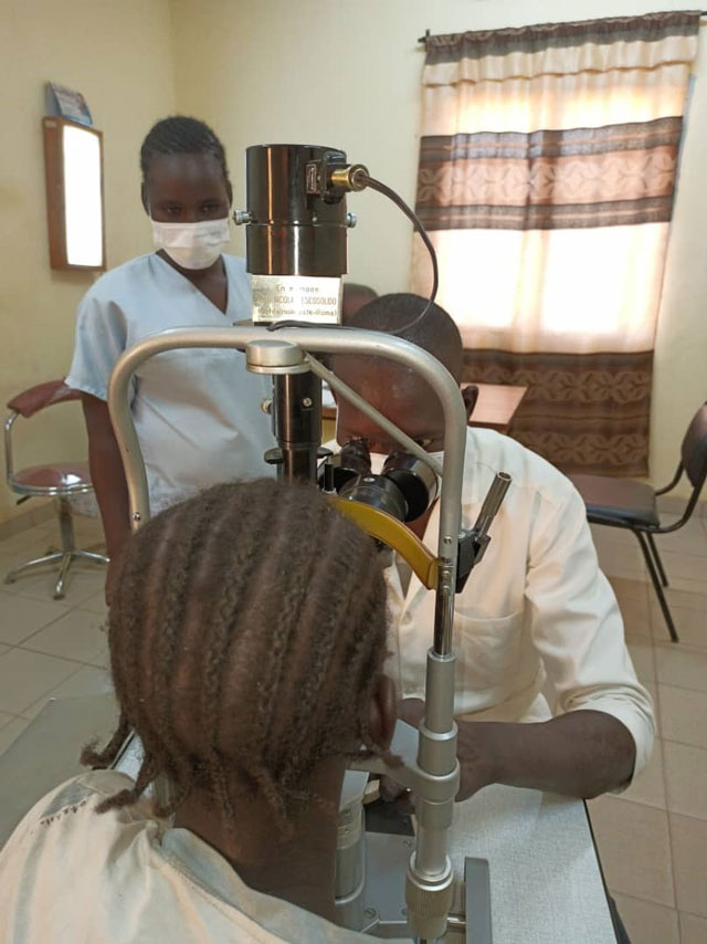 12 23 strumentazione oculistica burkina 20