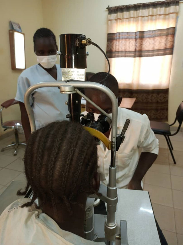 12 23 strumentazione oculistica burkina 24