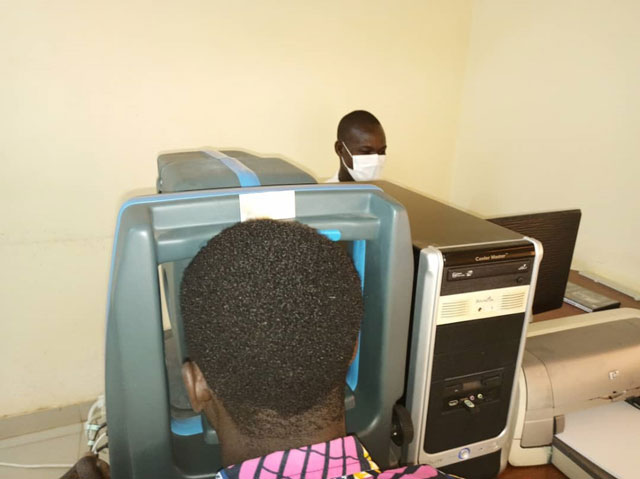 12 23 strumentazione oculistica burkina 25