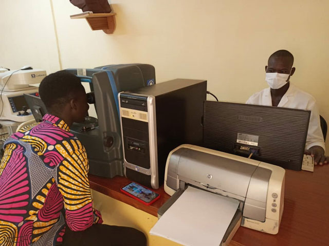12 23 strumentazione oculistica burkina 26